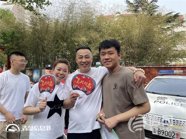 直擊高考：旗袍、紅T恤還不夠 有家長帶上萌寵來送考