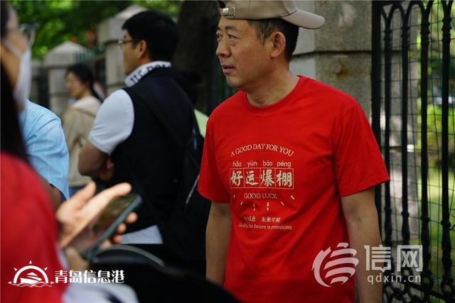 直擊高考：旗袍、紅T恤還不夠 有家長帶上萌寵來送考