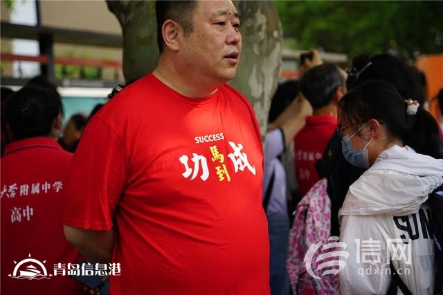 直擊高考：旗袍、紅T恤還不夠 有家長帶上萌寵來送考