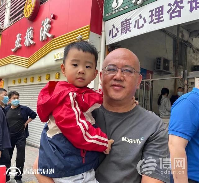 直擊高考：旗袍、紅T恤還不夠 有家長帶上萌寵來送考