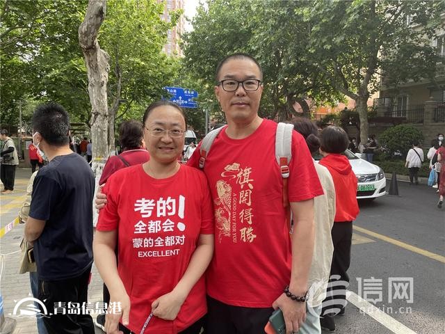 直擊高考：旗袍、紅T恤還不夠 有家長帶上萌寵來送考