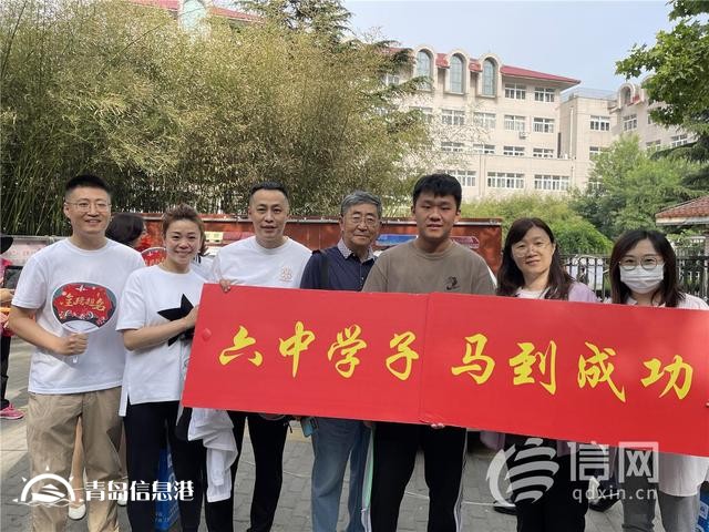 直擊高考：旗袍、紅T恤還不夠 有家長帶上萌寵來送考