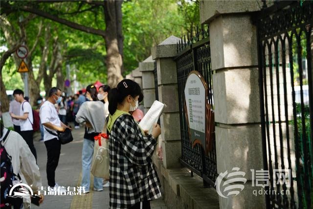 直擊高考：旗袍、紅T恤還不夠 有家長帶上萌寵來送考