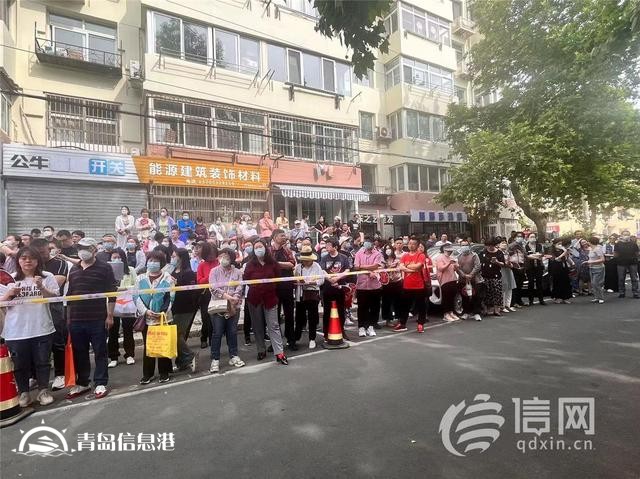 直擊高考：旗袍、紅T恤還不夠 有家長帶上萌寵來送考
