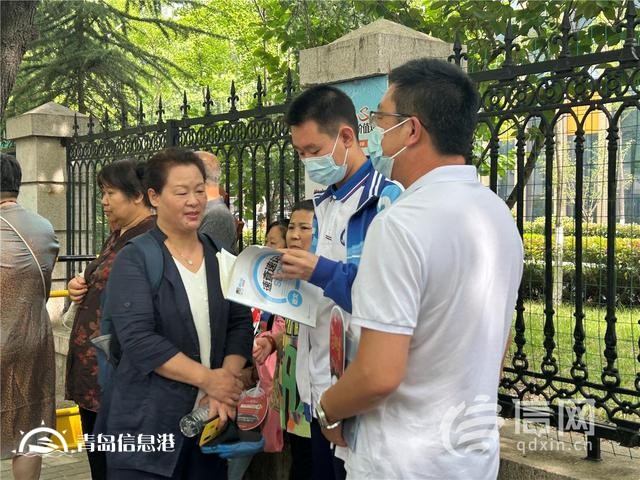 直擊高考：旗袍、紅T恤還不夠 有家長帶上萌寵來送考