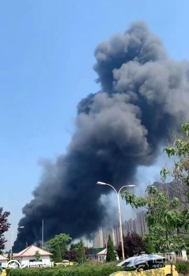 青島一閑置倉庫起火 明火20分鐘被撲滅無人員傷亡