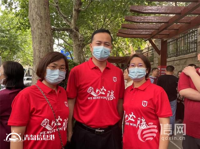直擊高考：青島送考老師排隊(duì)與考生擊掌 送上祝福