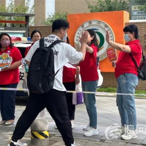 直擊高考：青島送考老師排隊與考生擊掌 送上祝福