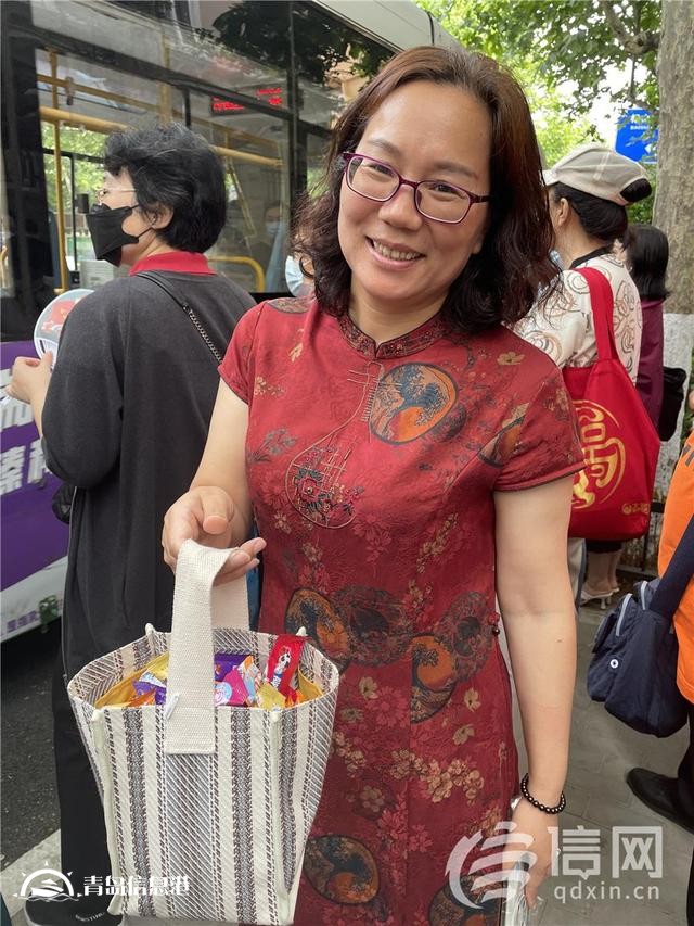 直擊高考：青島送考老師排隊(duì)與考生擊掌 送上祝福