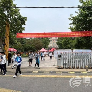 直擊高考：語文考試結(jié)束 考生分享心得感覺卷子不難