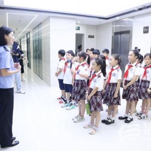 鎮(zhèn)小學(xué)子走進(jìn)青島反詐中心 沉浸式體驗(yàn)電詐辦案現(xiàn)場(chǎng)