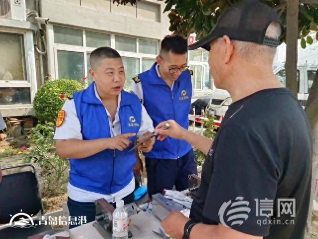 信新相映走進(jìn)社區(qū) “實(shí)力派”磨刀志愿者常被居民“點(diǎn)名”