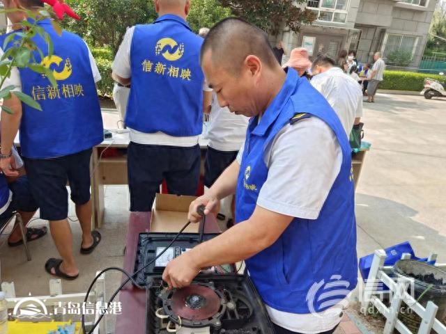 信新相映走進(jìn)社區(qū) “實(shí)力派”磨刀志愿者常被居民“點(diǎn)名”
