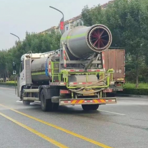 做好道路灑水抑塵工作  營造舒適城鎮(zhèn)環(huán)境