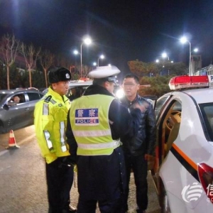 飲酒司機躲查車沖進死胡同 檢測后方知還沒達標