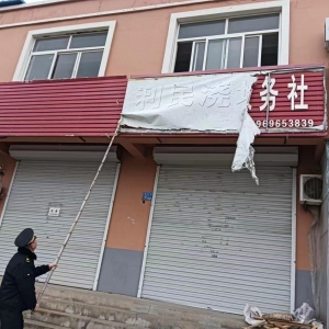 撤出違規(guī)廣告牌 促進(jìn)鄉(xiāng)鎮(zhèn)“顏值”大提升