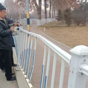 南村鎮(zhèn)更換受損護欄，保障出行安全
