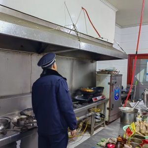 南村執(zhí)法中隊(duì)“信用+”開(kāi)展餐飲油煙執(zhí)法檢查！