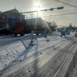 雪天慢行！南村鎮(zhèn)修復(fù)事故受損護(hù)欄