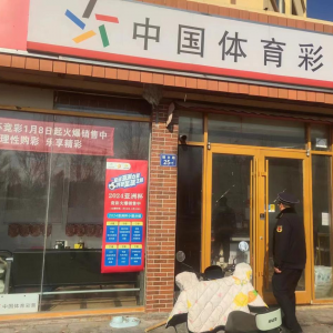 鳳臺(tái)執(zhí)法中隊(duì)“柔性執(zhí)法” 治理轄區(qū)亂貼廣告
