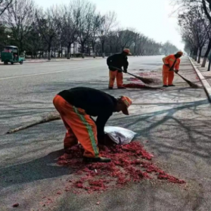 全力清理煙花爆竹殘屑，守護(hù)城鎮(zhèn)清潔