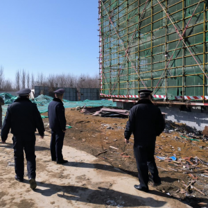 裸露土地未覆蓋 鳳臺執(zhí)法中隊及時遏制揚(yáng)塵