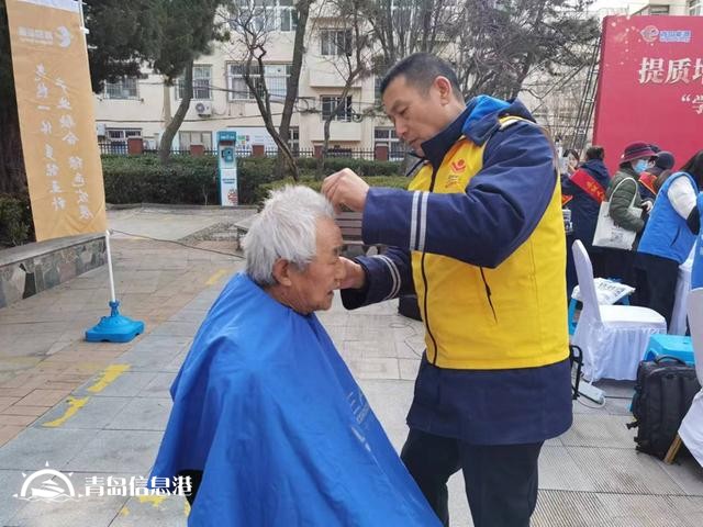 信新相映走進(jìn)八大湖公園 讓雷鋒精神在志愿者心中扎根