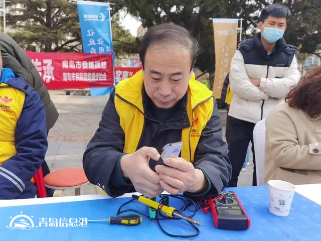 信新相映走進(jìn)八大湖公園 讓雷鋒精神在志愿者心中扎根