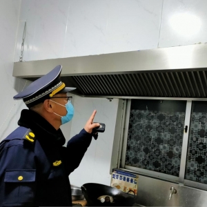 平度市東閣街道執(zhí)法中隊(duì)整治餐飲油煙污染，改善人居環(huán)境