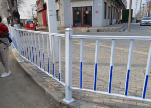護(hù)欄受損及時(shí)修復(fù)，道路出行安全為先