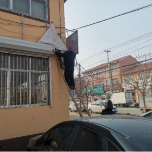 依法拆除違規(guī)廣告牌，進(jìn)一步改善城市面貌