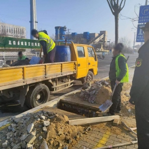 平度市東閣街道執(zhí)法中隊嚴查擅自挖掘城市道路，為市民出行保駕護航 ...