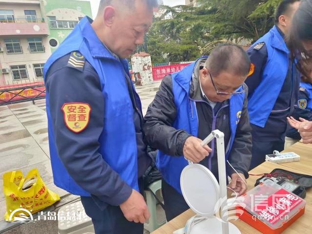 遼源路街道開展便民服務大集 交警向居民普及假期文明出行知識