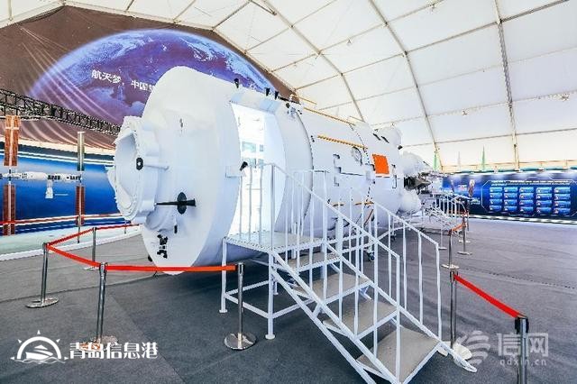 “大國重器”社會(huì)課堂 愛國主義教育航天展在青島金沙灘啤酒城開幕