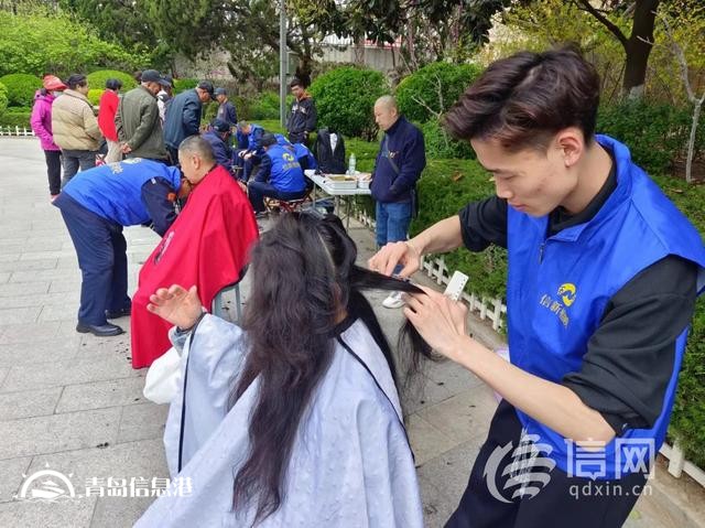 信新相映走進(jìn)少山路社區(qū) 資深成員手把手教授新人服務(wù)技能