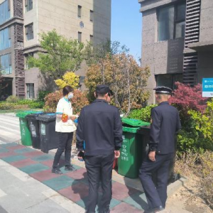 鳳臺(tái)中隊(duì)垃圾分類檢查：執(zhí)法護(hù)航，信用助力
