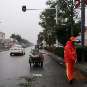 金陽光環(huán)衛(wèi)冒雨清理大集，保障轄區(qū)環(huán)境 干凈整潔