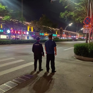 同和執(zhí)法中隊(duì)開展夜間轄區(qū)廣場防噪音污染執(zhí)法巡查工作
