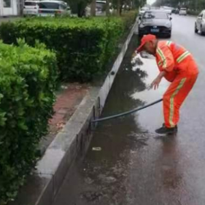 全面清理雨后路面淤泥積水，保持良好 道路環(huán)境