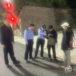 兩名大學(xué)生好奇探險(xiǎn)被困山崖 嶗山警方緊急實(shí)施救援