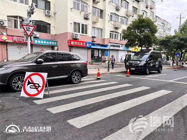 直擊高考：老師六點(diǎn)半就來(lái)到考點(diǎn) 將全程陪伴考生