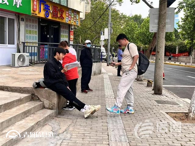 直擊高考：老師六點(diǎn)半就來(lái)到考點(diǎn) 將全程陪伴考生