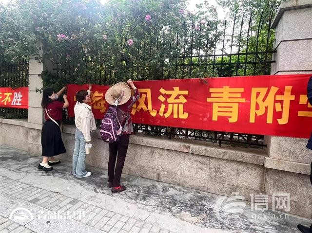 直擊高考：老師六點(diǎn)半就來(lái)到考點(diǎn) 將全程陪伴考生