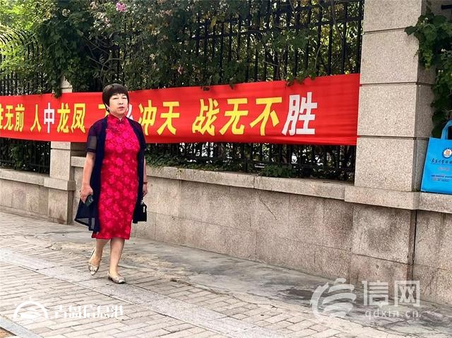 直擊高考：老師六點(diǎn)半就來(lái)到考點(diǎn) 將全程陪伴考生