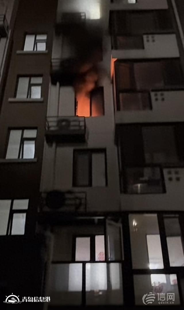 平度金色東城曦園一居民樓突發(fā)火情 消防員到場(chǎng)迅速處置