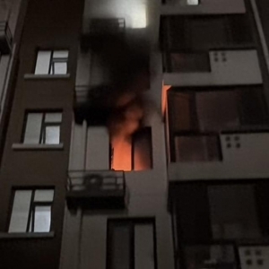 平度金色東城曦園一居民樓突發(fā)火情 消防員到場(chǎng)迅速處置