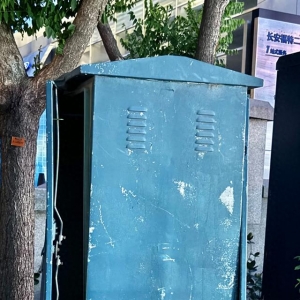 信號(hào)箱封閉門“四敞大開” 市民擔(dān)心有安全隱患