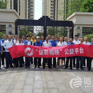 信新相映走進(jìn)錦苑社區(qū) 志愿者磨刀、維修鍋具樣樣在行