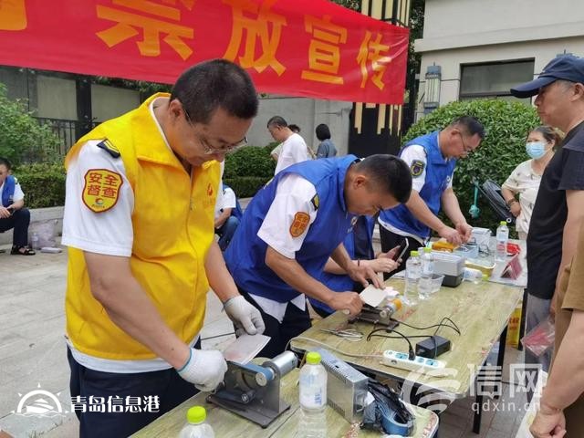 信新相映走進(jìn)錦苑社區(qū) 志愿者磨刀、維修鍋具樣樣在行