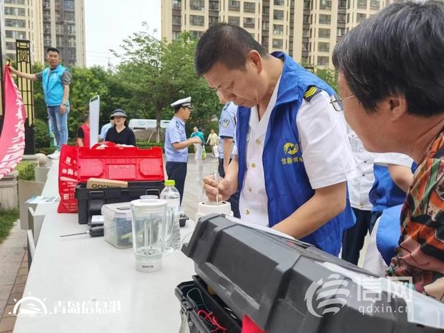信新相映走進(jìn)錦苑社區(qū) 志愿者磨刀、維修鍋具樣樣在行